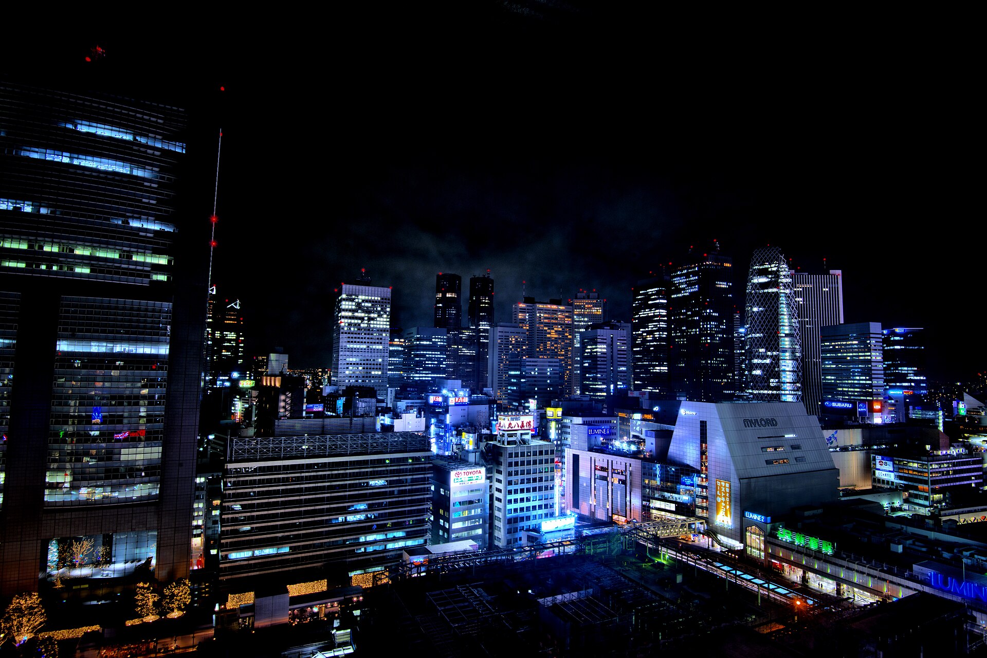 Shinjuku Station South Entrance area at night, Tokyo, Japan (2015-01-24 by calvision @Pixabay 617590)